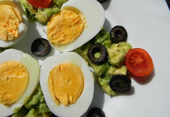 Śniadanie mistrzów z avocado i jajkiem bezglutenowe