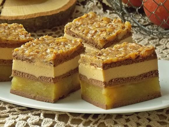 Jabłecznik z budyniem kajmakowym i orzechami bez pieczenia
