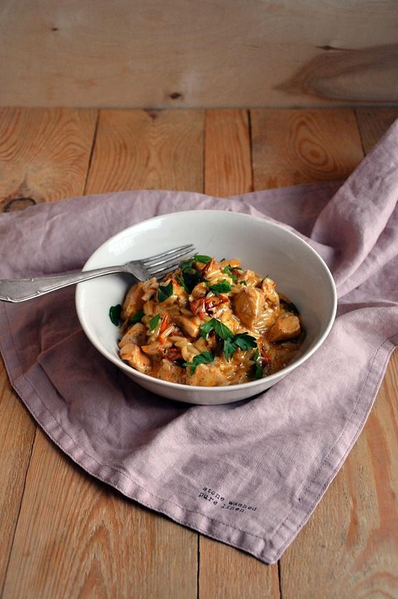 Makaron orzo z kurczakiem w kremowym sosie z suszonymi pomidorami