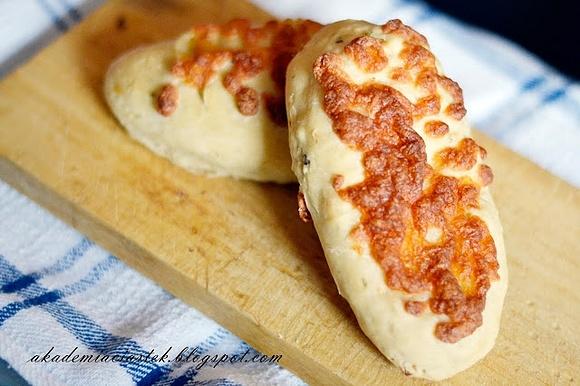 Bułeczki czosnkowe z ziołami i serem