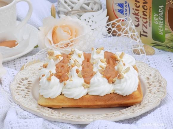 Gofry z bitą śmietaną, sosem krówkowym i orzeszkami