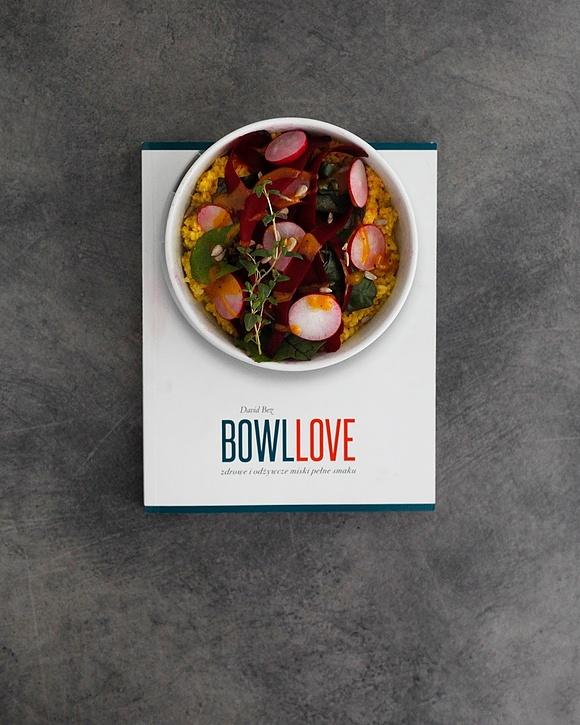 Bowllove davida bez'a i jagielnica z warzywami stir-fry