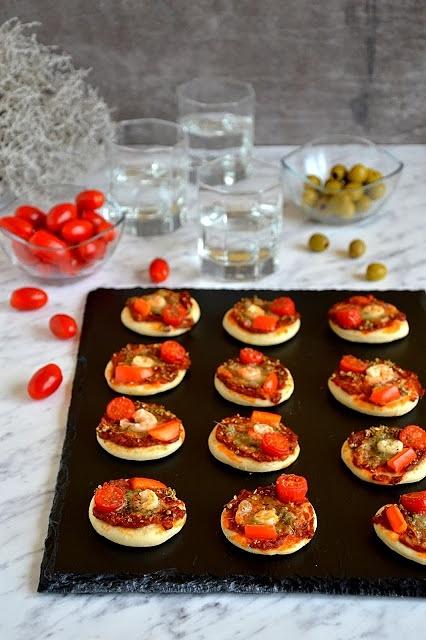 Mini pizze z krewetkami pomidorkami papryką i pastą pomidorową z awokado