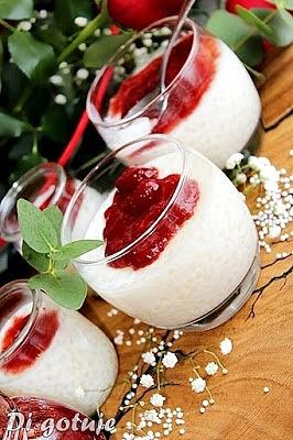 Pudding z perełek tapioki z konfiturą truskawkową