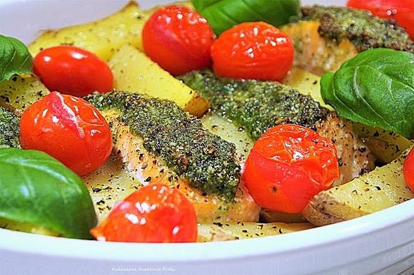 Łosoś zapiekany z pesto i warzywami