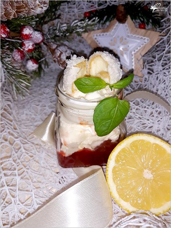 Cytrynowy deser z Rafaello i truskawkami