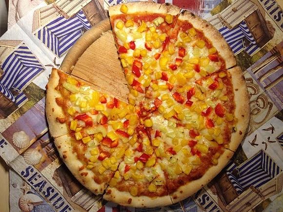 Pizza z Papryką i Kukurydzą