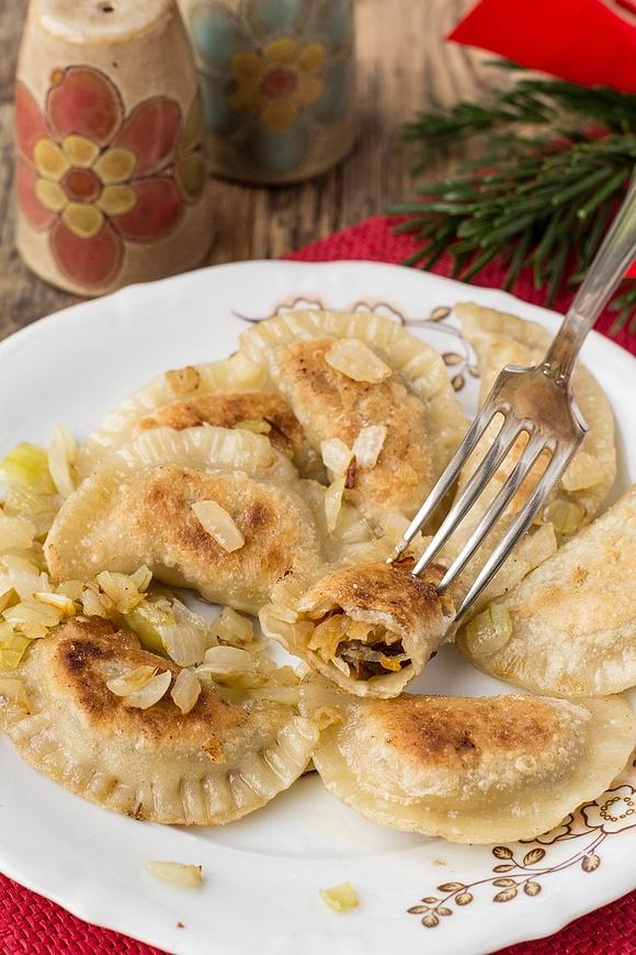 Wigilijne pierogi z kapustą i grzybami