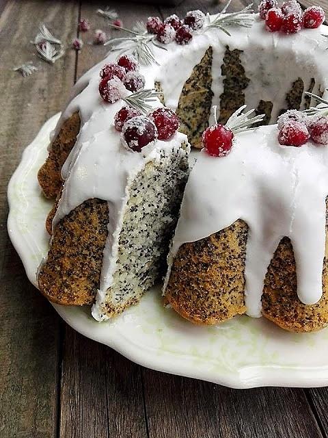 Babka piaskowa z makiem i lukrem, dekorowana żurawiną