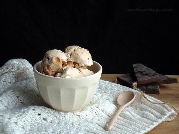 O maszynie do lodów i semifreddo nugatowo-karmelowe