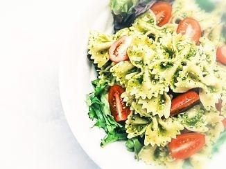 Makaron z pomidorkami i pesto bazyliowym
