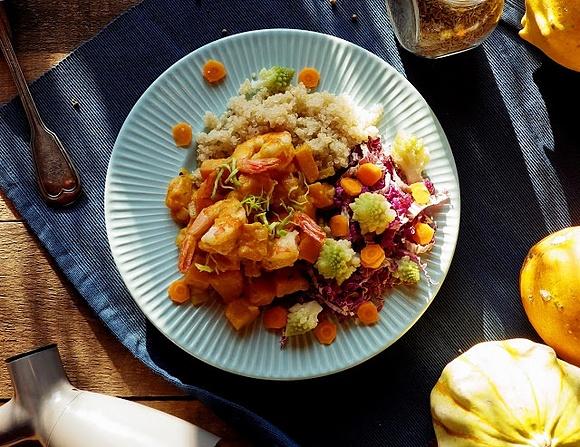 Curry z dyni i krewetek z sałatką z kolorowych warzyw i quinoą