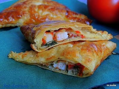 Francuskie rożki z krewetką, pomidorem i koperkiem