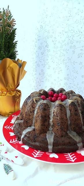 Świąteczny angielski keks z owocami i orzechami