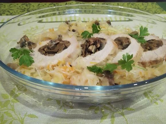 Faszerowany schab w kapuście kiszonej