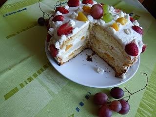 Prosty tort śmietanowy z brzoskwiniami