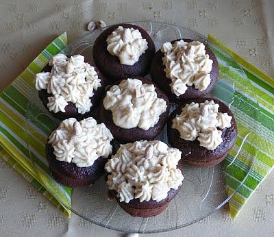 Muffinki a’la brownie z kremem orzechowym