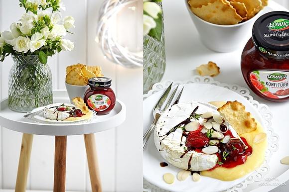 Pieczony camembert z konfiturą truskawkową