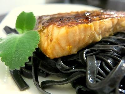 Łosoś w sosie Teriyaki z czarnym makaronem