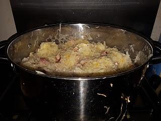 Bigos z mięsem, kapustą i suszonymi owocami