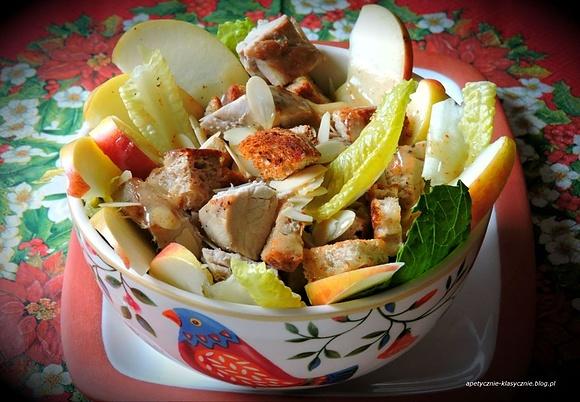 Sałatka z grzankami i pieczoną polędwiczką