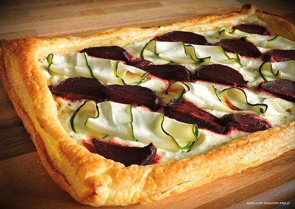 Rustykalna tarta z cukinią i buraczkami