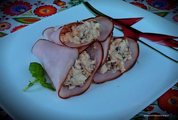 Pasta jajeczna z suszonymi pomidorami i bazylią