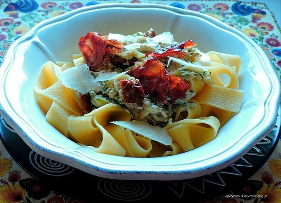 Makaron z cukinią, szynką parmeńską i suszonymi pomidorami