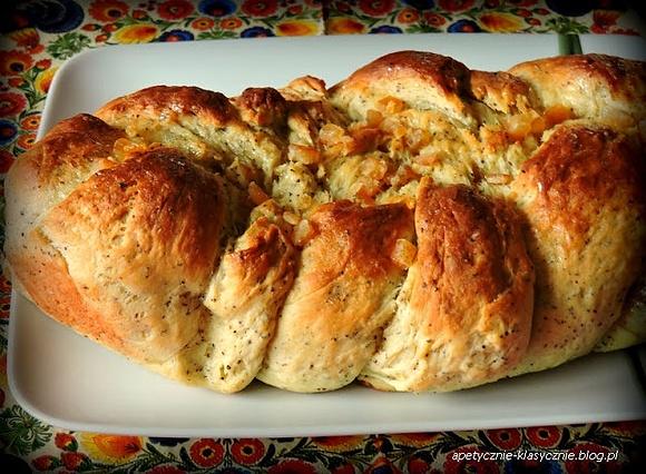 Piegowate ciasto drożdżowe z makiem i skórką cytrynową