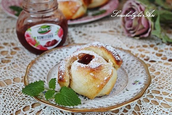 Drożdżowe róże z konfiturą truskawkową