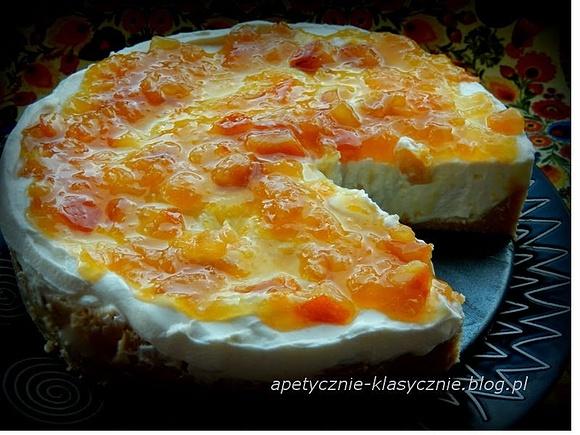 Lekki sernik na zimno z sezonowymi owocami