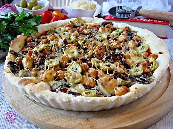 Pizza z kurczakiem, suszonymi pomidorami i oliwkami