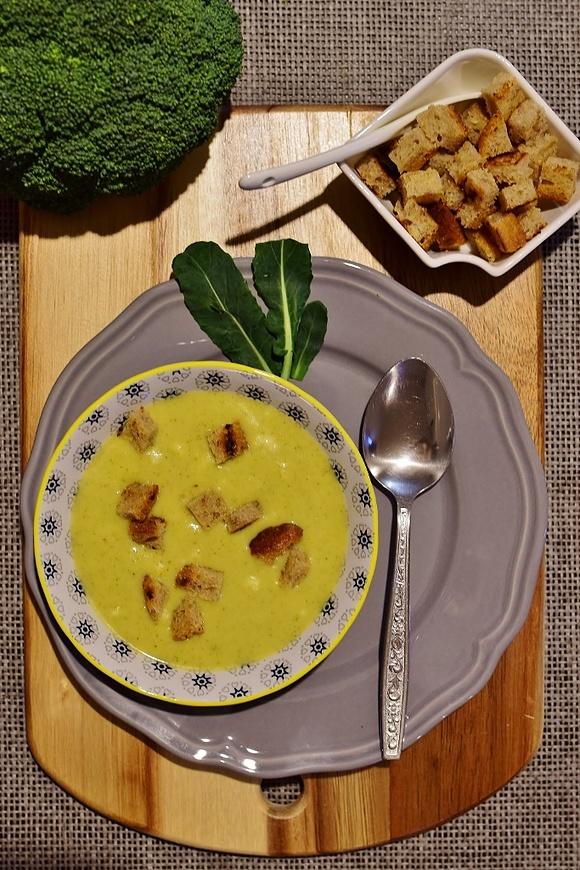 Zupa brokułów z serem cheddar