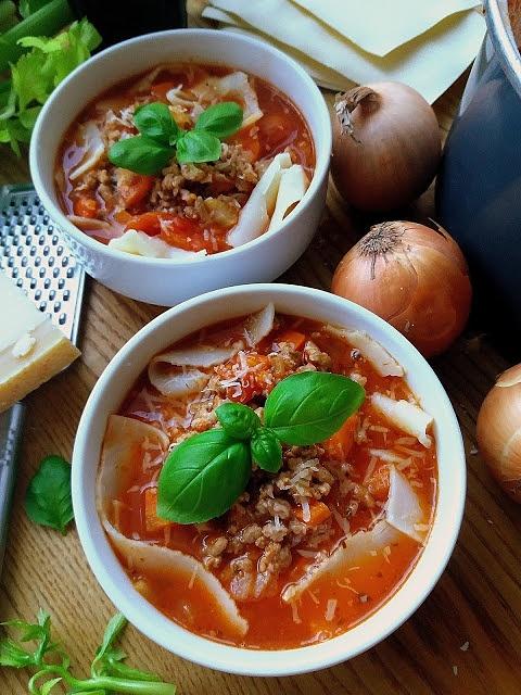 Zupa lasagna włoska z mielonym mięsem i pomidorami