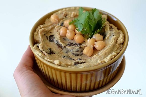 Hummus z suszonymi śliwkami