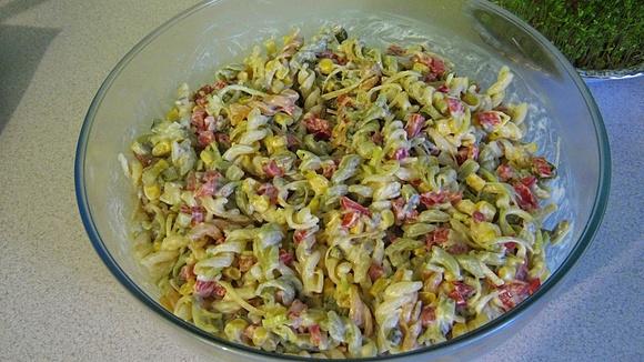 Sałatka z kolorowego makaronu