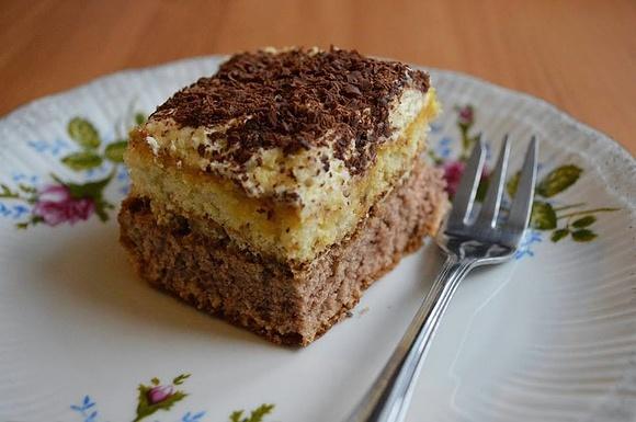 Ajerkoniakowe ciasto z bitą śmietaną i kawą