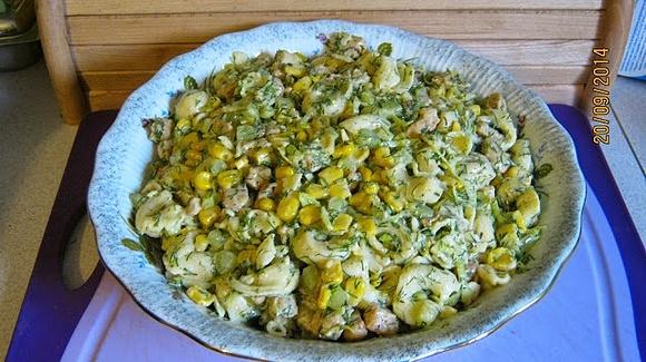 Koperkowa sałatka z tortellini i kurczakiem