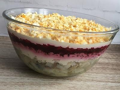 Sałatka śledziowa z burakiem i jabłkiem