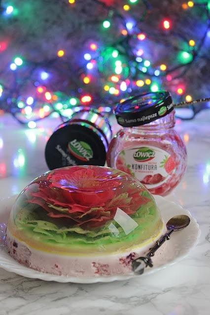 Truskawkowa panna cotta z żelatynowym kwiatem