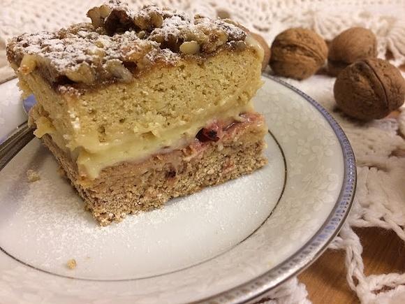 Miodowe ciasto z orzechami