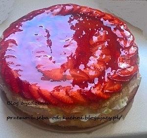 Torcik truskawkowy na bazylii i biszkopcie