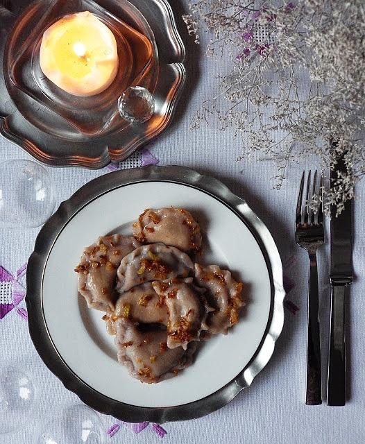 Bezglutenowe pierogi z kapustą, grzybami i wędzoną śliwką