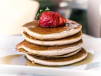 Klasyczne pancakes z syropem klonowym