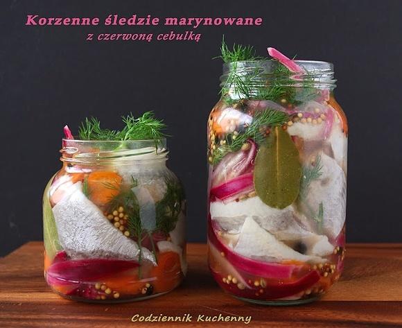 Korzenne śledzie marynowane z czerwoną cebulką