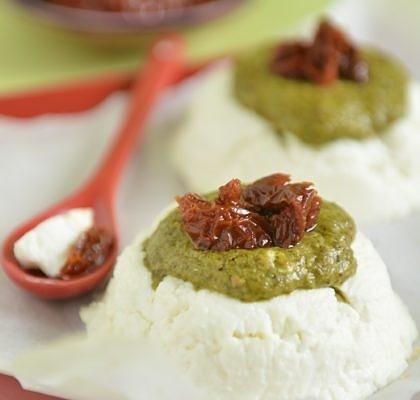 Babeczki z ricotty z pesto i suszonymi pomidorami