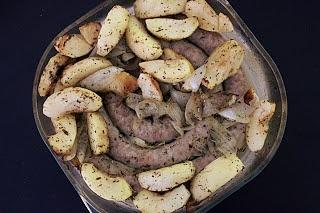 Biała kiełbasa pieczona z jabłkami i cebulą