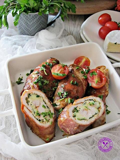 Roladki z kurczaka z camembertem i zielonymi oliwkami owinięte prosciutto