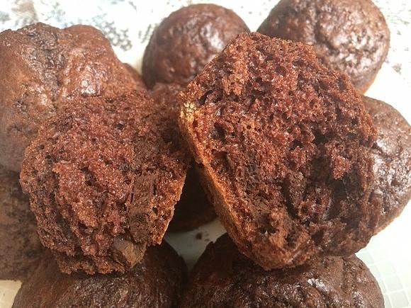 Czekoladowe muffinki z dużymi kawałkami czekolady