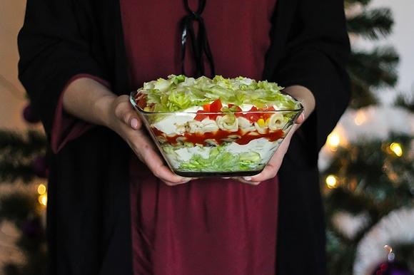 Sałatka warstwowa z tortellini